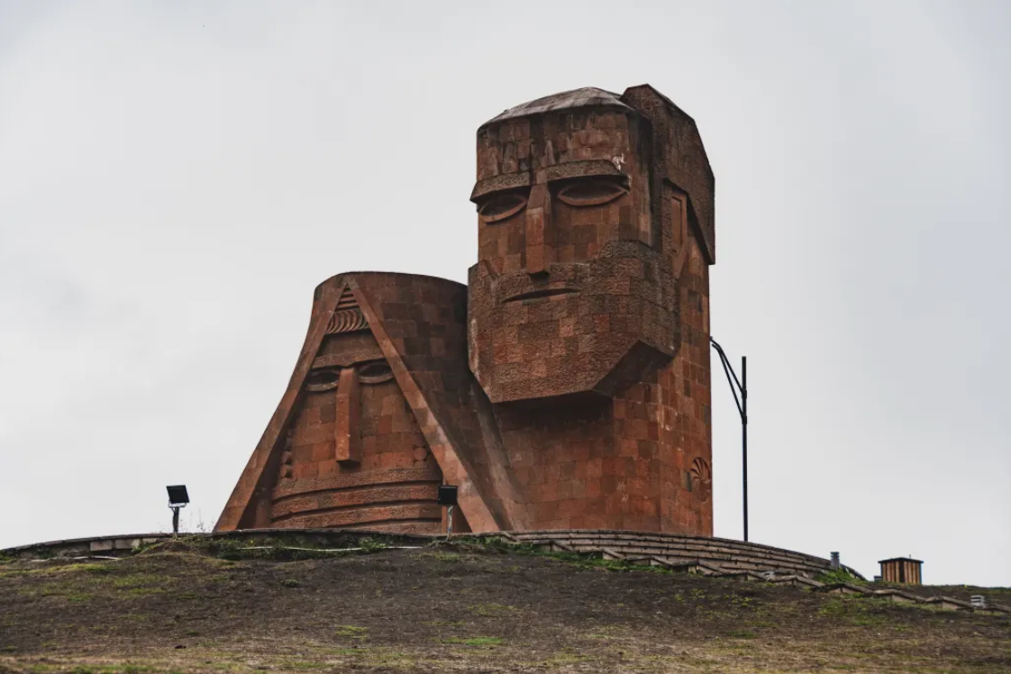 Le Haut-Karabagh n’est plus. L’Arménie seule contre tous.