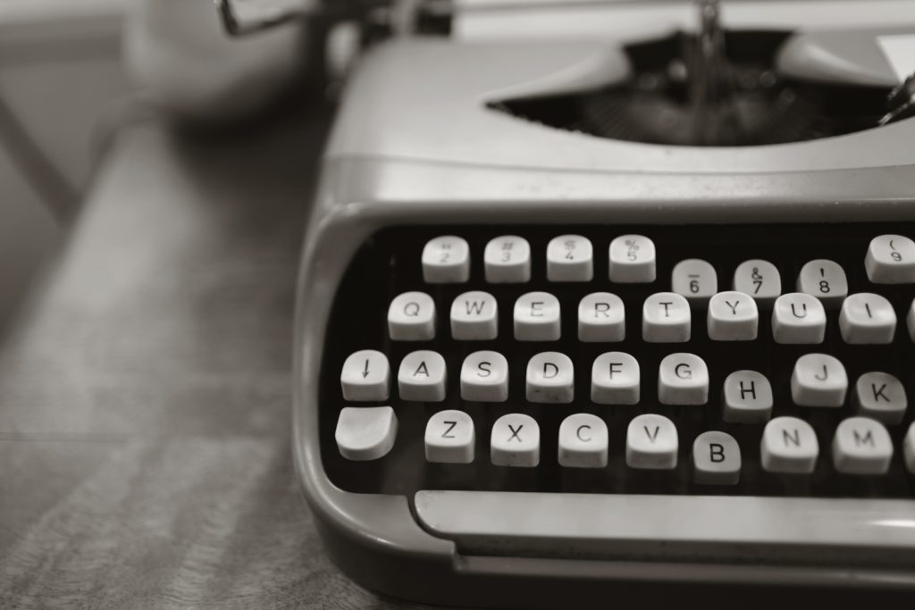 Image libre de droits sous licence Pexels représentant une machine à écrire