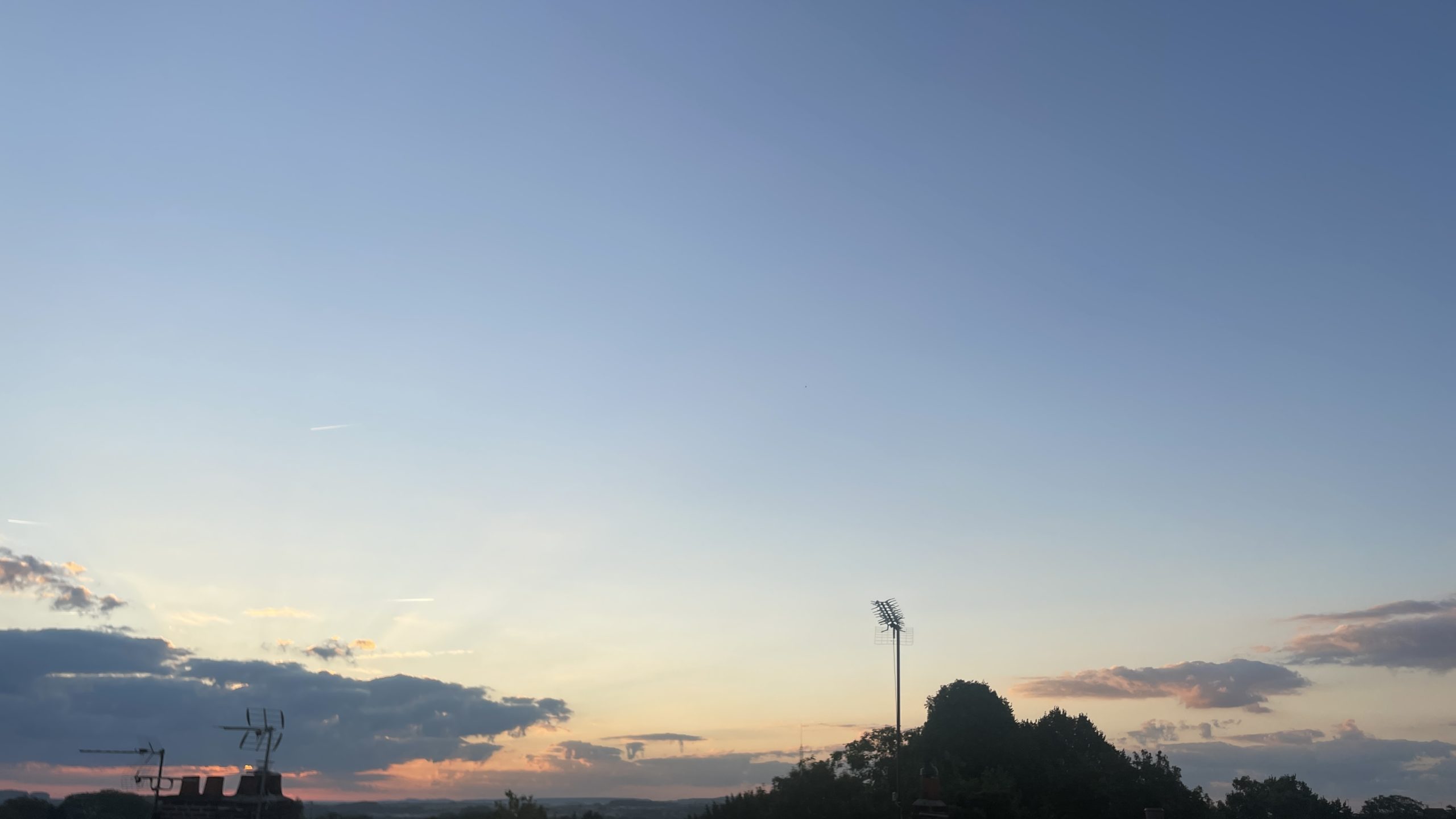Photographie du ciel au lever de soleil.